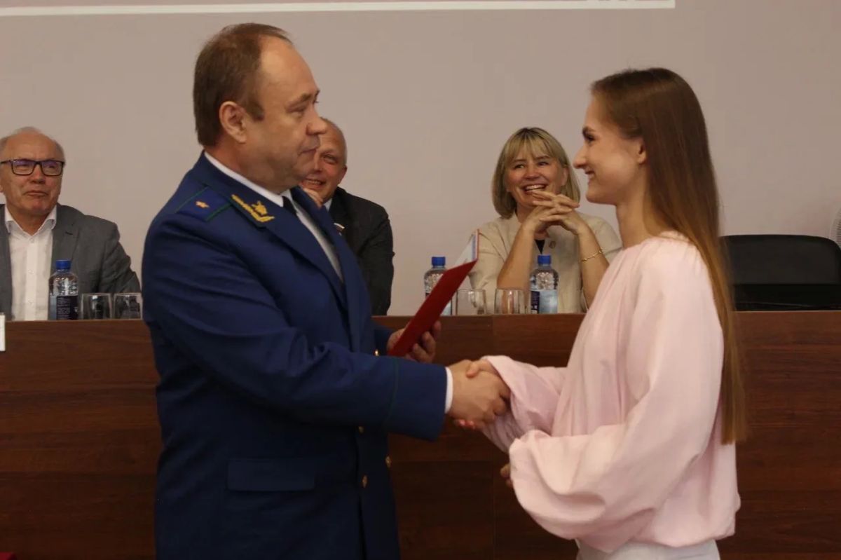 Прокурор Вологодской области Андрей Тимошичев вручил дипломы выпускникам Северо-Западного института (филиала) Университета имени О.Е. Кутафина (МГЮА) Прокурор Вологодской области Андрей Тимошичев вручил дипломы выпускникам Северо-Западного института (филиала) Университета имени О.Е. Кутафина (МГЮА)