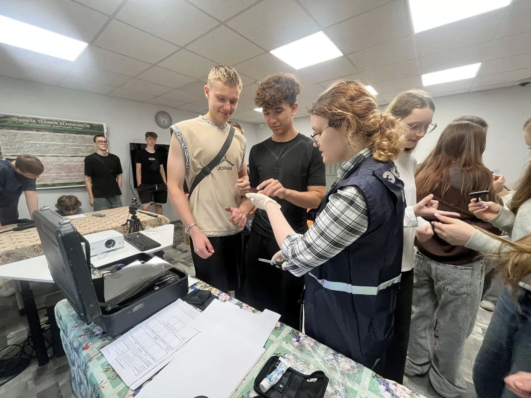 Сотрудники ОМВД России «Вологодский» провели «Зарядку со стражем порядка» в детском лагере «Авангард» Сотрудники ОМВД России «Вологодский» провели «Зарядку со стражем порядка» в детском лагере «Авангард»