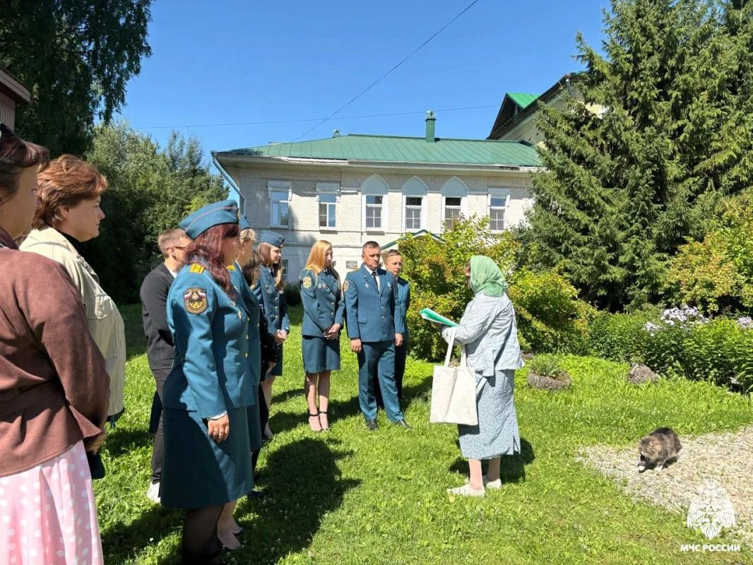 Ветераны и сотрудники МЧС России прикоснулись к истории города Ветераны и сотрудники МЧС России прикоснулись к истории города