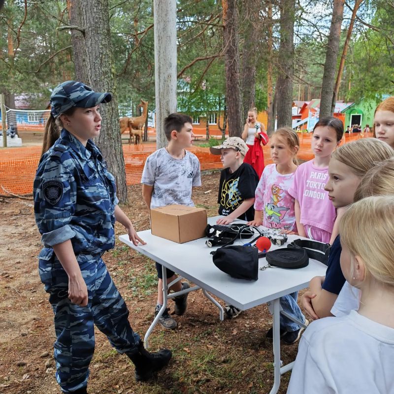 В Великоустюгском округе полицейские рассказали детям о службе в органах внутренних дел В Великоустюгском округе полицейские рассказали детям о службе в органах внутренних дел