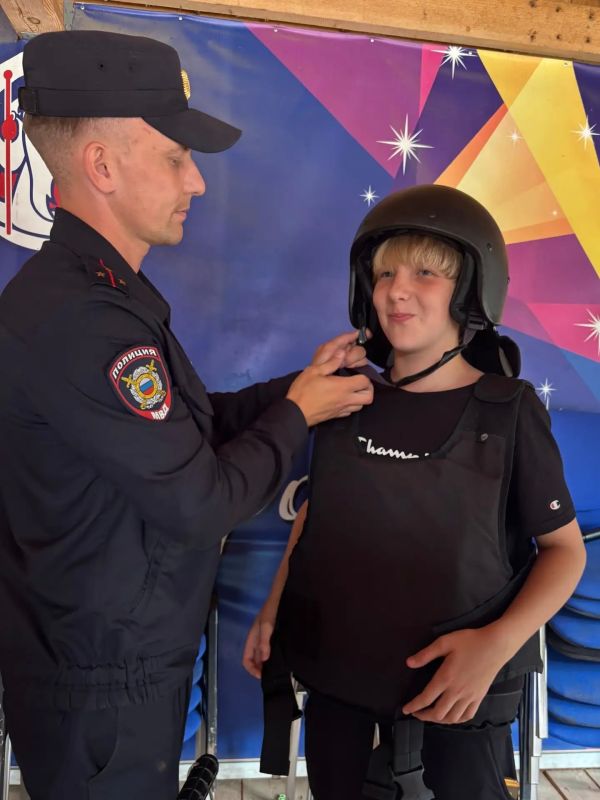 В Великоустюгском округе полицейские рассказали детям о службе в органах внутренних дел В Великоустюгском округе полицейские рассказали детям о службе в органах внутренних дел
