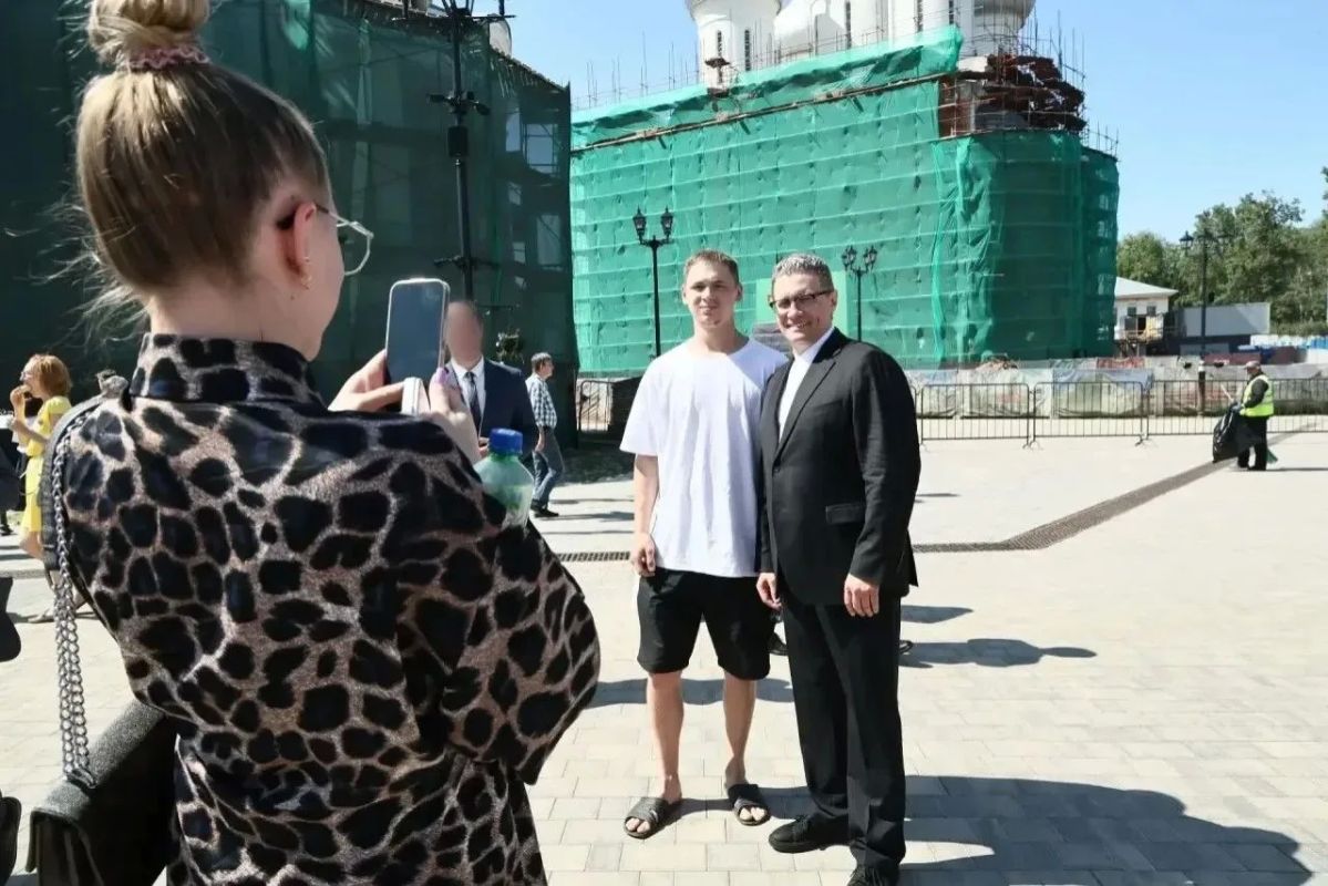 Александр Беглов и Георгий Филимонов сфотографировались с вологжанами Александр Беглов и Георгий Филимонов сфотографировались с вологжанами