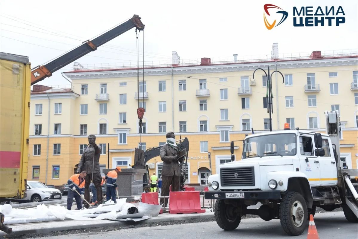 В Череповце завершают установку памятника товарищу Сталину и наркому Бардину В Череповце завершают установку памятника товарищу Сталину и наркому Бардину