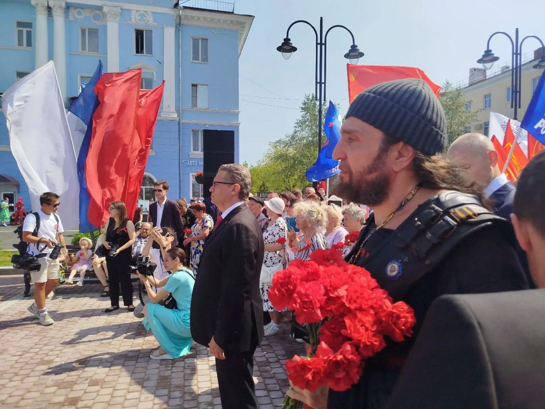 Прямо сейчас в Череповце проходит торжественная церемония открытия монумента с фигурами Иосифа Сталина и Ивана Бардина ВЕСТИ35.РФ готовят для вас сюжет с места событий! Оставайтесь с нами Прямо сейчас в Череповце проходит торжественная церемония открытия монумента с фигурами Иосифа Сталина и Ивана Бардина ВЕСТИ35.РФ готовят для вас сюжет с места событий! Оставайтесь с нами