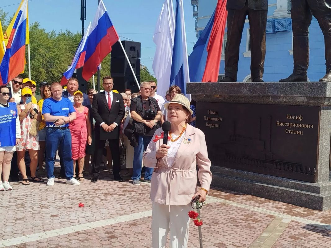 Прямо сейчас в Череповце проходит торжественная церемония открытия монумента с фигурами Иосифа Сталина и Ивана Бардина ВЕСТИ35.РФ готовят для вас сюжет с места событий! Оставайтесь с нами Прямо сейчас в Череповце проходит торжественная церемония открытия монумента с фигурами Иосифа Сталина и Ивана Бардина ВЕСТИ35.РФ готовят для вас сюжет с места событий! Оставайтесь с нами
