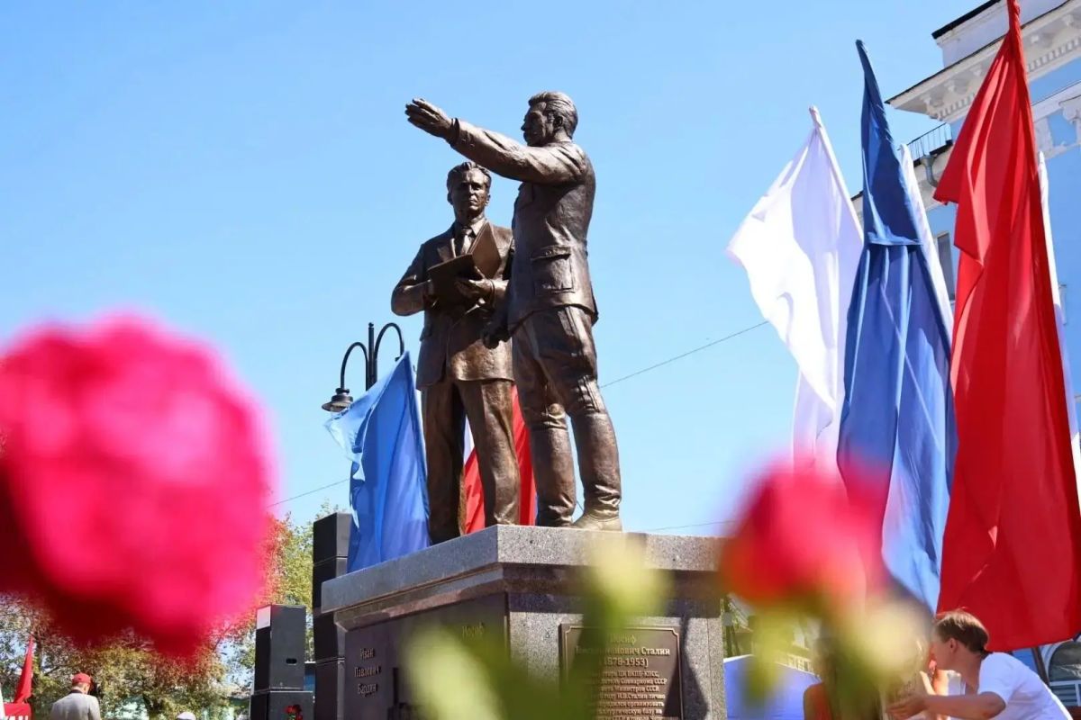 В День металлурга губернатор вместе с горожанами, общественниками и представителями разных политических партий открыл в Череповце памятник И.В. Сталину и И.П. Бардину В День металлурга губернатор вместе с горожанами, общественниками и представителями разных политических партий открыл в Череповце памятник И.В. Сталину и И.П. Бардину