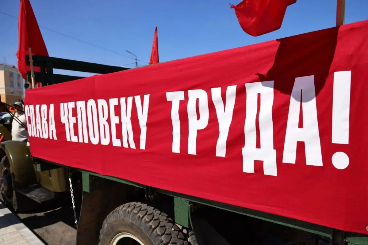 В День металлурга губернатор вместе с горожанами, общественниками и представителями разных политических партий открыл в Череповце памятник И.В. Сталину и И.П. Бардину В День металлурга губернатор вместе с горожанами, общественниками и представителями разных политических партий открыл в Череповце памятник И.В. Сталину и И.П. Бардину