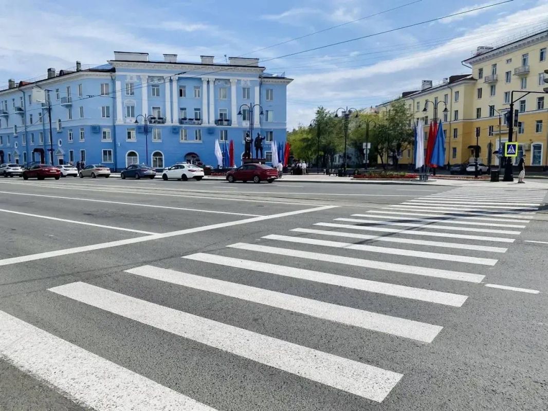 Андрей Накрошаев: Освежаем пешеходные переходы и дорожную разметку на городских улицах, чтобы она оставалась хорошо видимой для водителей и пешеходов Андрей Накрошаев: Освежаем пешеходные переходы и дорожную разметку на городских улицах, чтобы она оставалась хорошо видимой для водителей и пешеходов