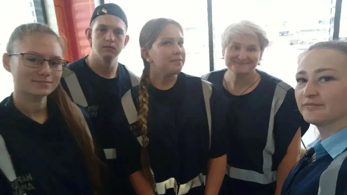 Волонтёры продолжают дежурить и помогать посетителям на автозаправках Волонтёры продолжают дежурить и помогать посетителям на автозаправках