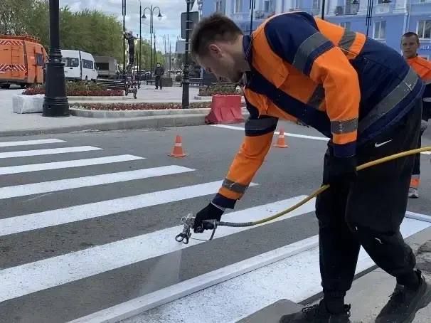 Андрей Накрошаев: Освежаем пешеходные переходы и дорожную разметку на городских улицах, чтобы она оставалась хорошо видимой для водителей и пешеходов Андрей Накрошаев: Освежаем пешеходные переходы и дорожную разметку на городских улицах, чтобы она оставалась хорошо видимой для водителей и пешеходов