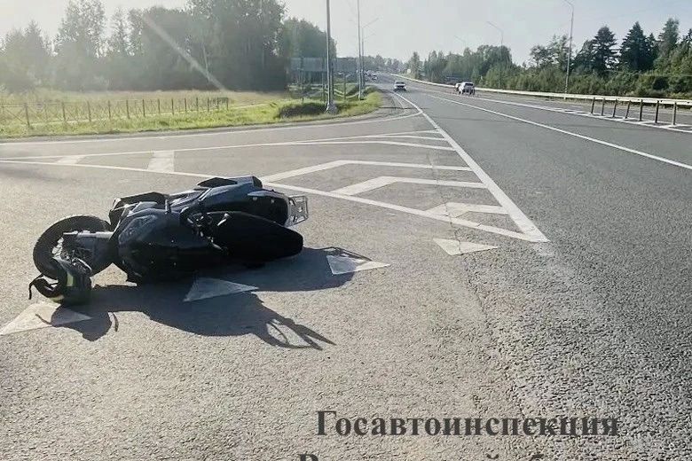 Под Вологдой грузовик с прицепом сбил 59-летнего водителя скутера