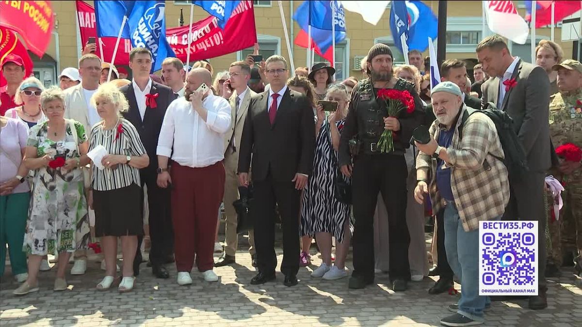 Памятник Иосифу Сталину и академику Ивану Бардину торжественно открыли в Череповце