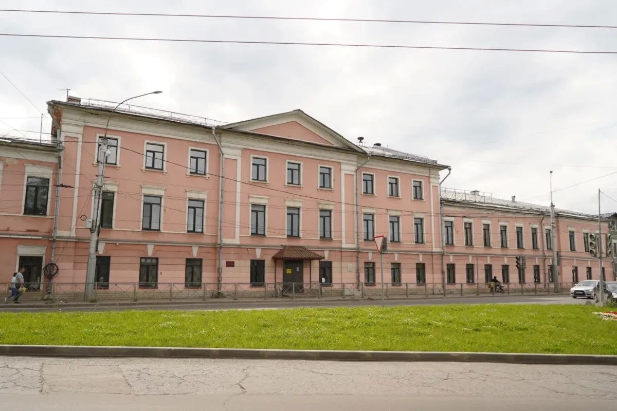 В Вологде стартовал капитальный ремонт исторического здания вечерней общеобразовательной школы №1, расположенного на улице Сергея Орлова, 1. К работам уже приступила подрядная организация «СК Эксперт»