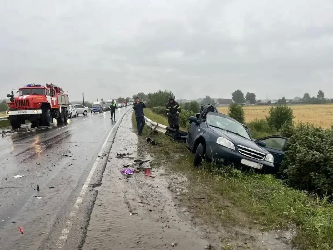 В Великоустюгском округе произошло столкновение 2 автомобилей В Великоустюгском округе произошло столкновение 2 автомобилей