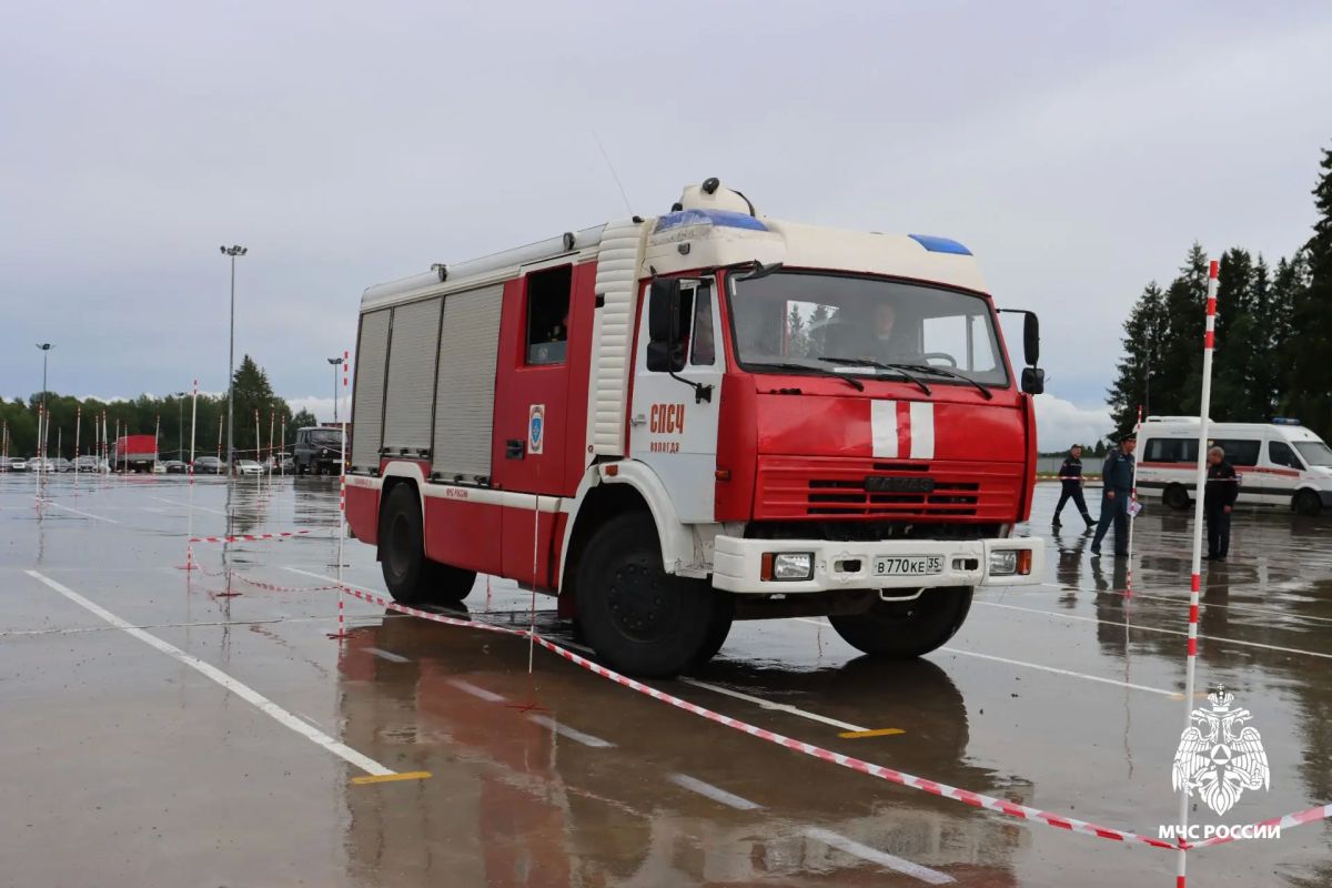 Под Вологдой определили лучших водителей пожарных машин Под Вологдой определили лучших водителей пожарных машин