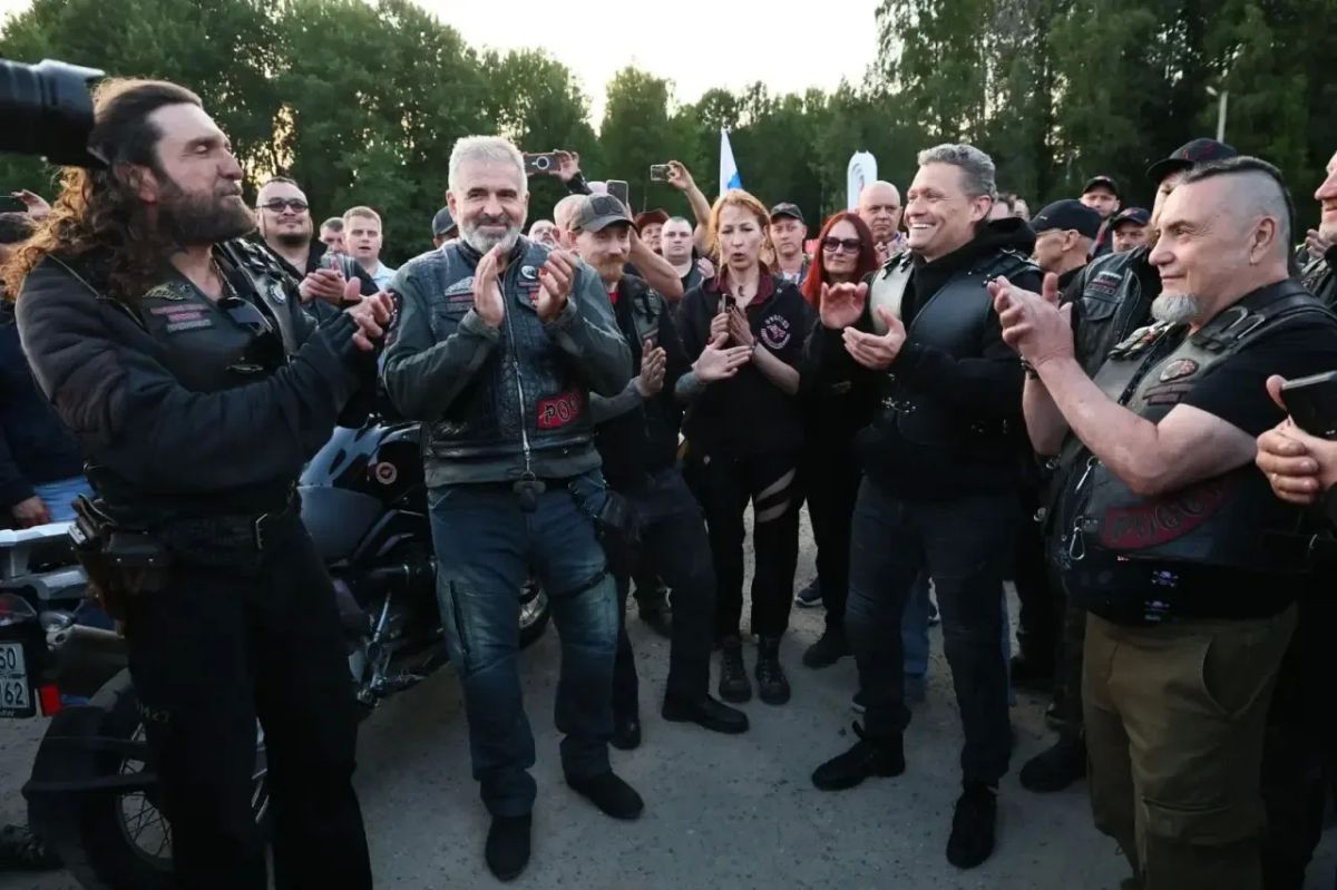 Георгий Филимонов: Остановились у въездной стелы в наш регион на трассе М-8 на границе с Ярославщиной Георгий Филимонов: Остановились у въездной стелы в наш регион на трассе М-8 на границе с Ярославщиной