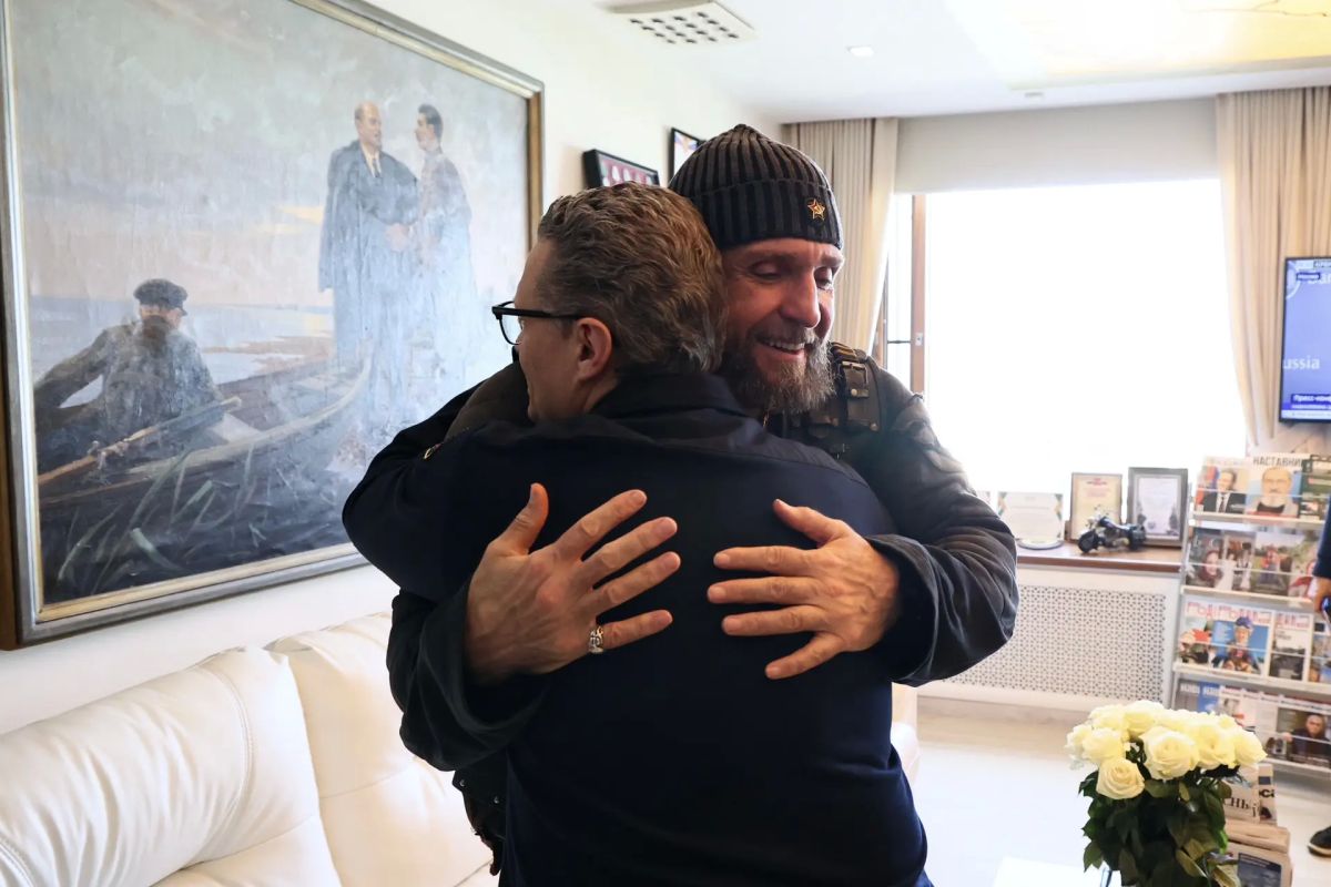 Георгий Филимонов: Принял в областном Правительстве основателя и президента мотоклуба «Ночные волки» Александра Залдастанова (Хирурга) Георгий Филимонов: Принял в областном Правительстве основателя и президента мотоклуба «Ночные волки» Александра Залдастанова (Хирурга)
