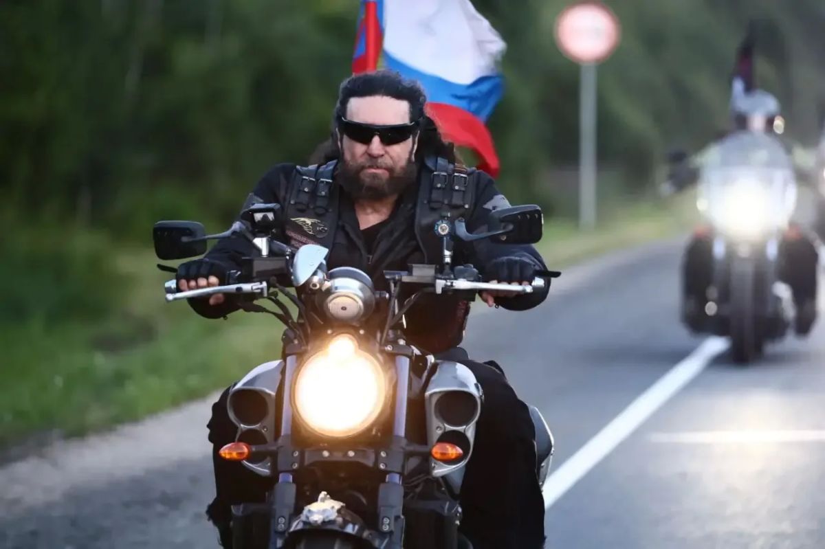 Георгий Филимонов: Вместе с президентом мотоклуба «Ночные волки» Александром Залдастановым — Хирургом на границе Вологодской и Ярославской областей встретили участников Всероссийского мотопробега Георгий Филимонов: Вместе с президентом мотоклуба «Ночные волки» Александром Залдастановым — Хирургом на границе Вологодской и Ярославской областей встретили участников Всероссийского мотопробега