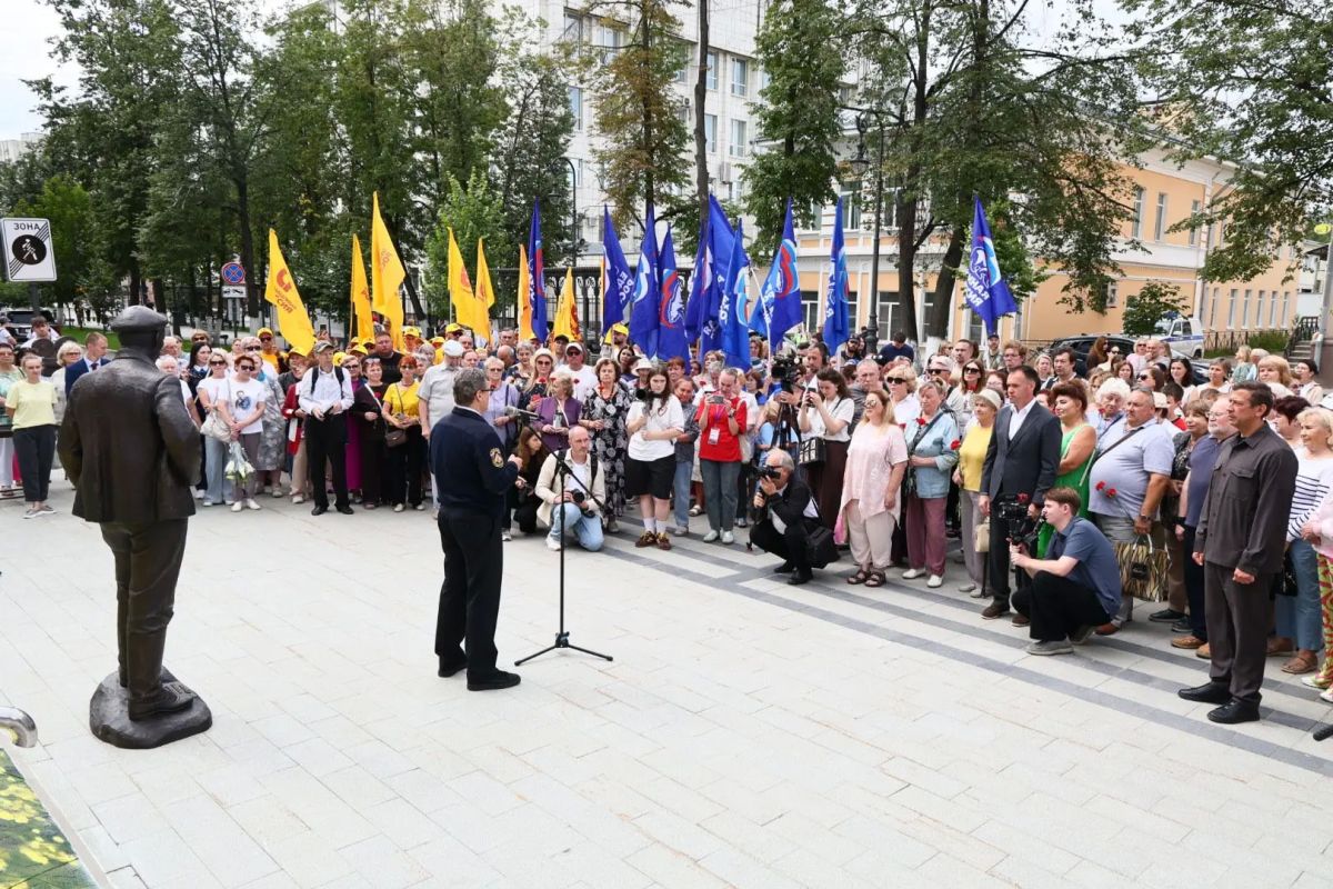 Георгий Филимонов: Ещё один памятник открыли сегодня в Вологде — бронзовую скульптуру Василия Макаровича Шукшина Георгий Филимонов: Ещё один памятник открыли сегодня в Вологде — бронзовую скульптуру Василия Макаровича Шукшина