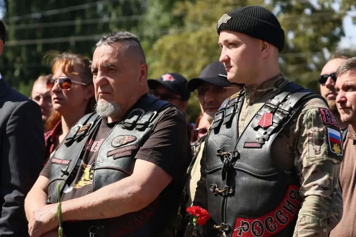 Памятник Юрию Гагарину и Павлу Беляеву торжественно открыли в Вологде Памятник Юрию Гагарину и Павлу Беляеву торжественно открыли в Вологде