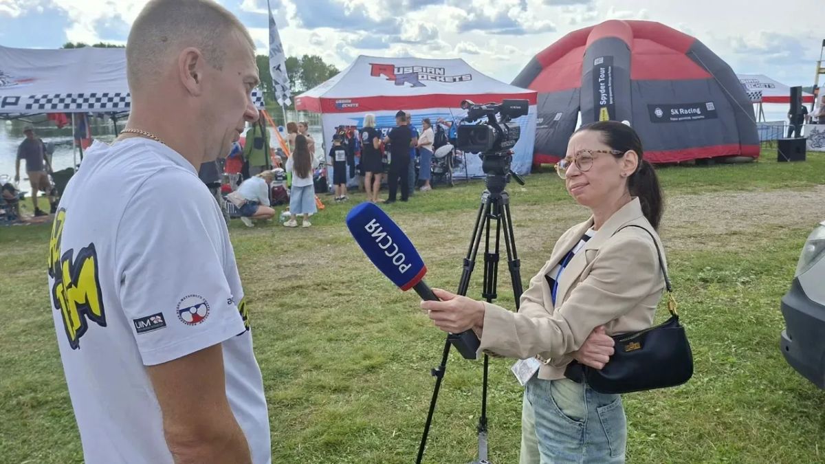 Сегодня в Кириллове очень жарко В окружном центре проходит Всероссийский мотофестиваль и Кубок губернатора Вологодской области по водно-моторному спорту в классе «аквабайк» Сегодня в Кириллове очень жарко В окружном центре проходит Всероссийский мотофестиваль и Кубок губернатора Вологодской области по водно-моторному спорту в классе «аквабайк»