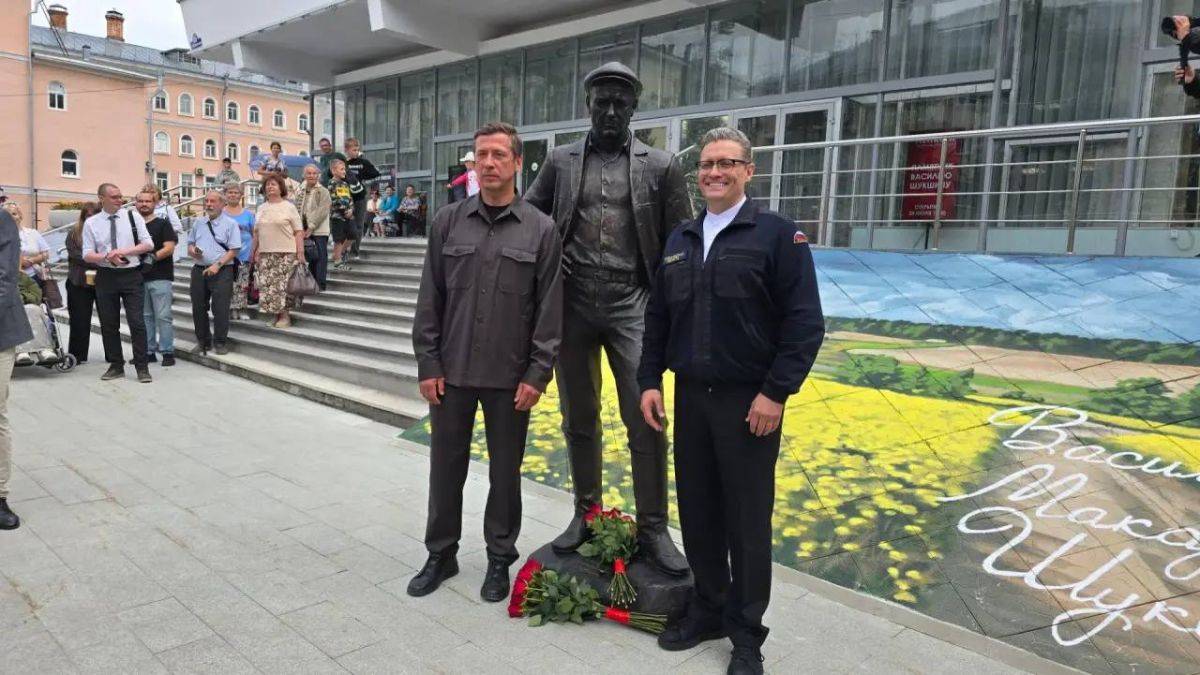 У Ленкома в Вологде официально открыт памятник Василию Шукшину