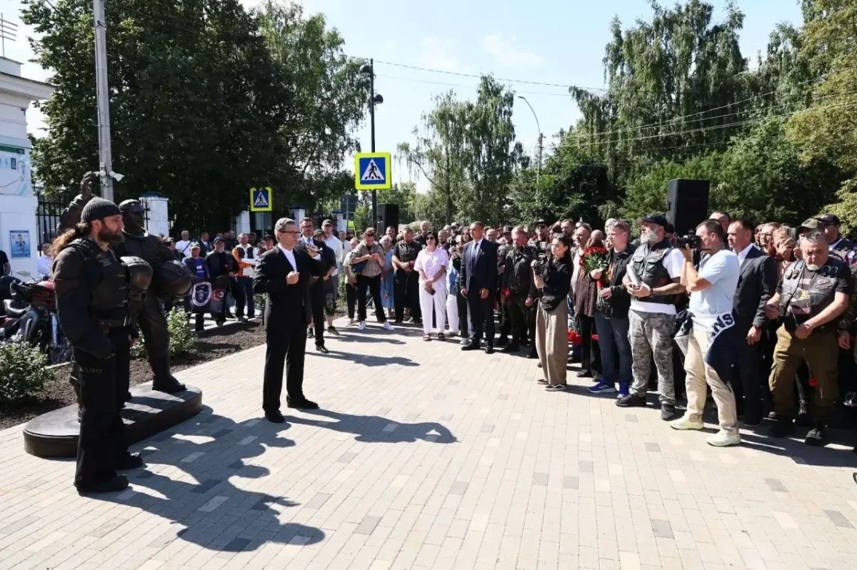 Памятник Юрию Гагарину и Павлу Беляеву торжественно открыли в Вологде Памятник Юрию Гагарину и Павлу Беляеву торжественно открыли в Вологде