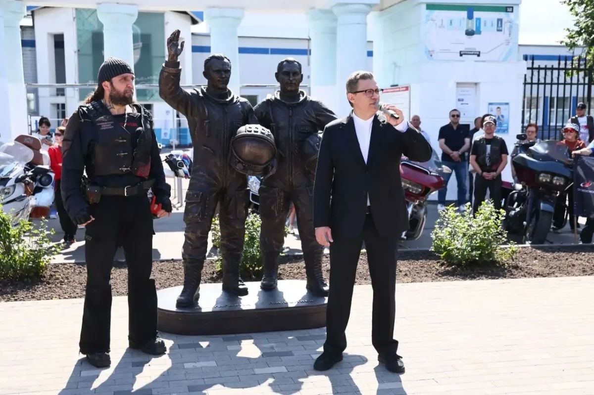 Памятник Юрию Гагарину и Павлу Беляеву торжественно открыли в Вологде Памятник Юрию Гагарину и Павлу Беляеву торжественно открыли в Вологде