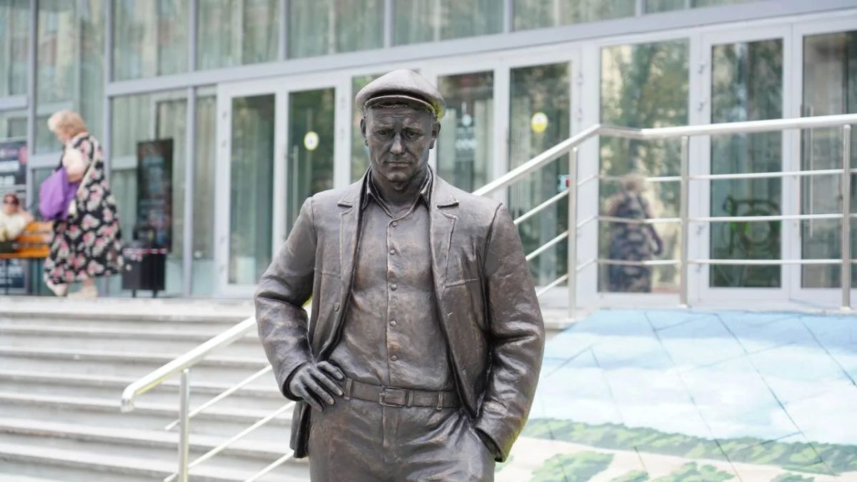 В Вологде открыли памятник Василию Шукшину, а в Омске — Владимиру Высоцкому