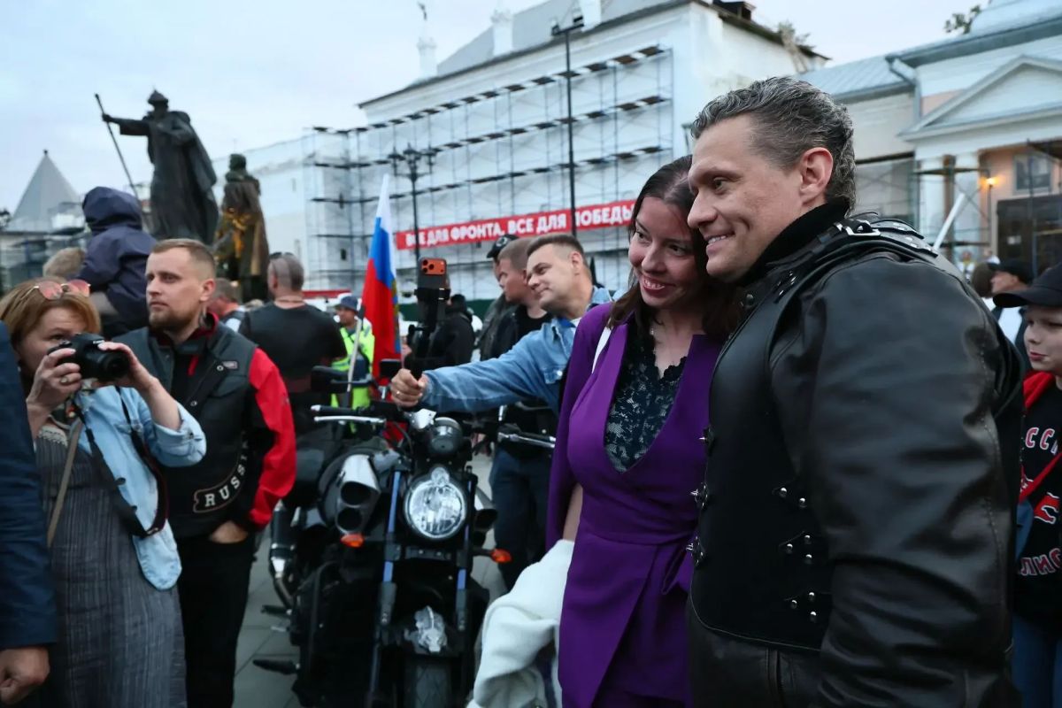 Кремлёвская площадь вчера гудела от моторов! В центре Вологды байкеры из клуба «Ночные волки» показали патриотическое шоу «Вальс Победы» Кремлёвская площадь вчера гудела от моторов! В центре Вологды байкеры из клуба «Ночные волки» показали патриотическое шоу «Вальс Победы»