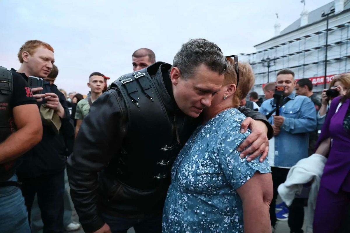 Кремлёвская площадь вчера гудела от моторов! В центре Вологды байкеры из клуба «Ночные волки» показали патриотическое шоу «Вальс Победы» Кремлёвская площадь вчера гудела от моторов! В центре Вологды байкеры из клуба «Ночные волки» показали патриотическое шоу «Вальс Победы»