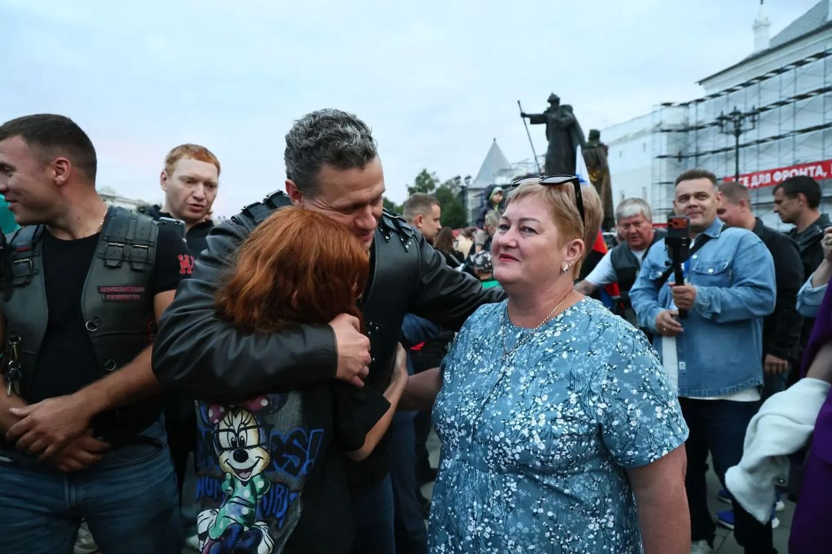 Кремлёвская площадь вчера гудела от моторов! В центре Вологды байкеры из клуба «Ночные волки» показали патриотическое шоу «Вальс Победы» Кремлёвская площадь вчера гудела от моторов! В центре Вологды байкеры из клуба «Ночные волки» показали патриотическое шоу «Вальс Победы»