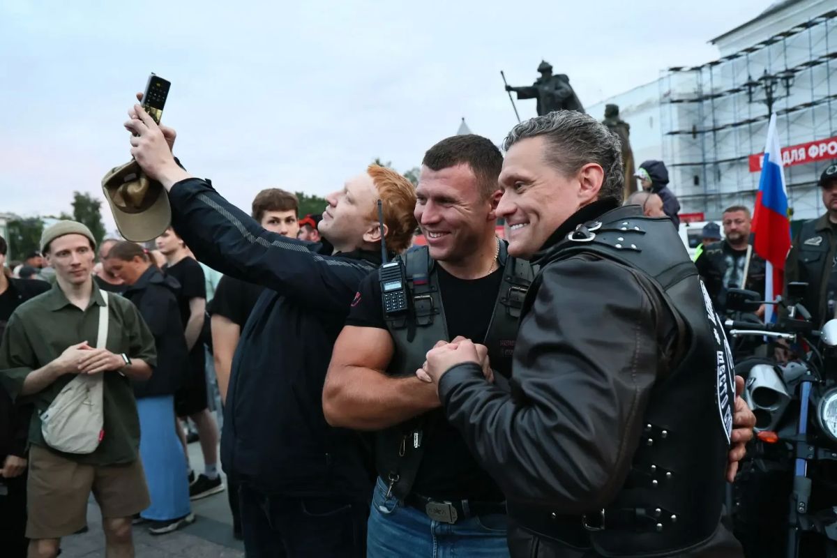 Кремлёвская площадь вчера гудела от моторов! В центре Вологды байкеры из клуба «Ночные волки» показали патриотическое шоу «Вальс Победы» Кремлёвская площадь вчера гудела от моторов! В центре Вологды байкеры из клуба «Ночные волки» показали патриотическое шоу «Вальс Победы»