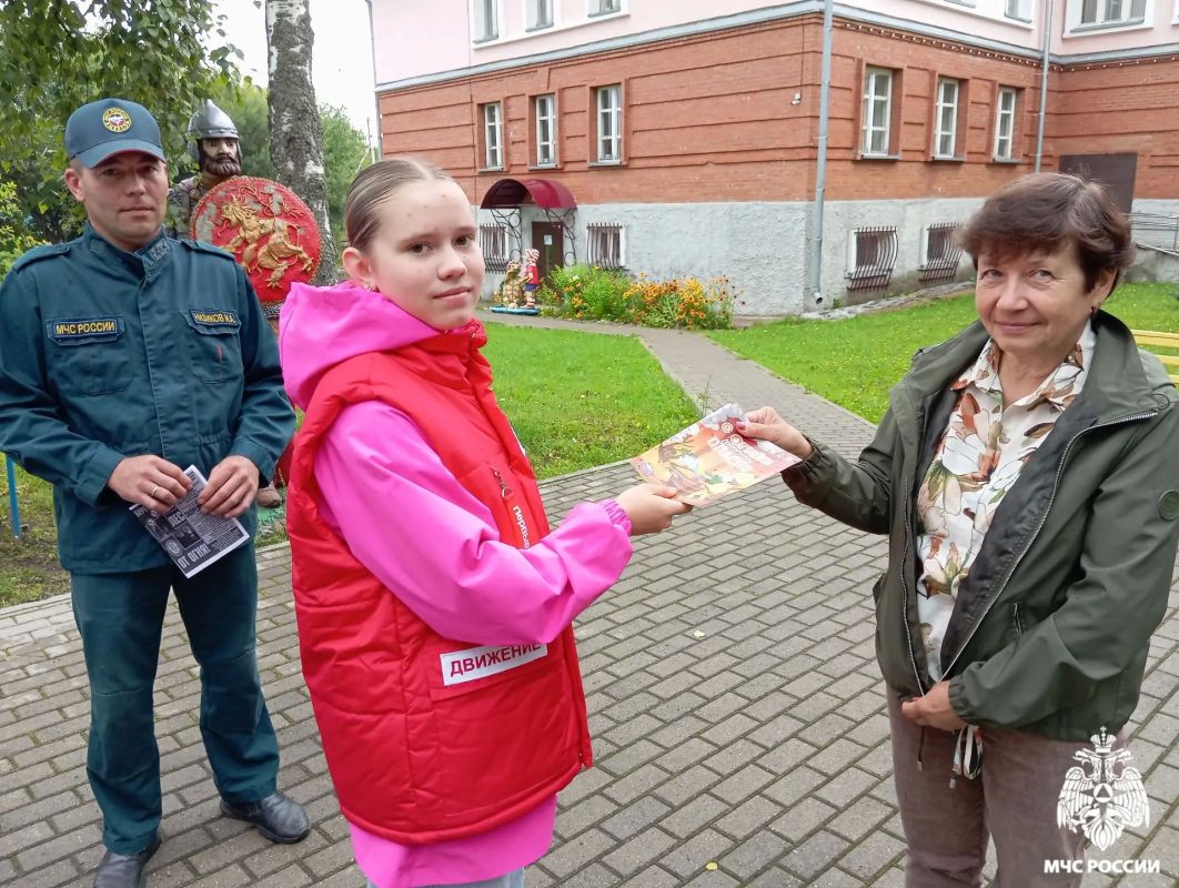 Уроки безопасности. В Вожеге спасатели объединились с активистами «Движения Первых», чтобы ещё раз напомнить местным жителям о простых, но жизненно важных правилах Уроки безопасности. В Вожеге спасатели объединились с активистами «Движения Первых», чтобы ещё раз напомнить местным жителям о простых, но жизненно важных правилах