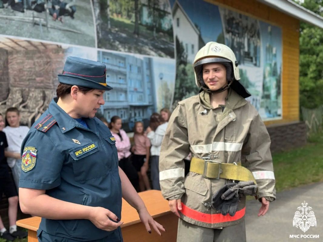 Уроки безопасности. В Вожеге спасатели объединились с активистами «Движения Первых», чтобы ещё раз напомнить местным жителям о простых, но жизненно важных правилах Уроки безопасности. В Вожеге спасатели объединились с активистами «Движения Первых», чтобы ещё раз напомнить местным жителям о простых, но жизненно важных правилах