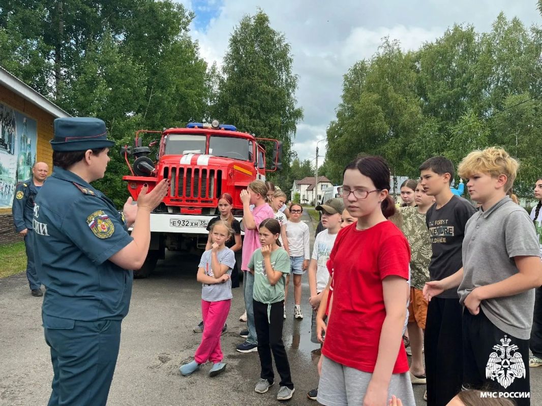Уроки безопасности. В Вожеге спасатели объединились с активистами «Движения Первых», чтобы ещё раз напомнить местным жителям о простых, но жизненно важных правилах Уроки безопасности. В Вожеге спасатели объединились с активистами «Движения Первых», чтобы ещё раз напомнить местным жителям о простых, но жизненно важных правилах
