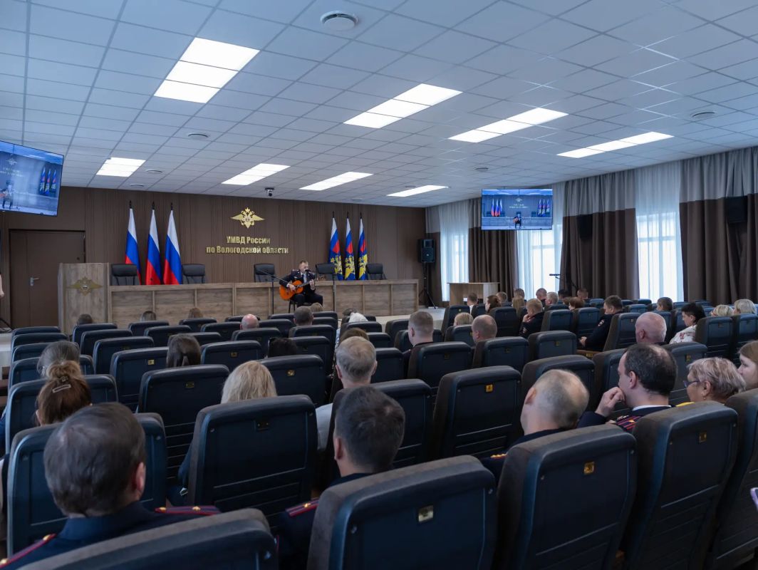 Врио начальника УМВД России по Вологодской области Денис Озорнин поздравил сотрудников подразделений материально-технического и хозяйственного обеспечения с профессиональным праздником Врио начальника УМВД России по Вологодской области Денис Озорнин поздравил сотрудников подразделений материально-технического и хозяйственного обеспечения с профессиональным праздником