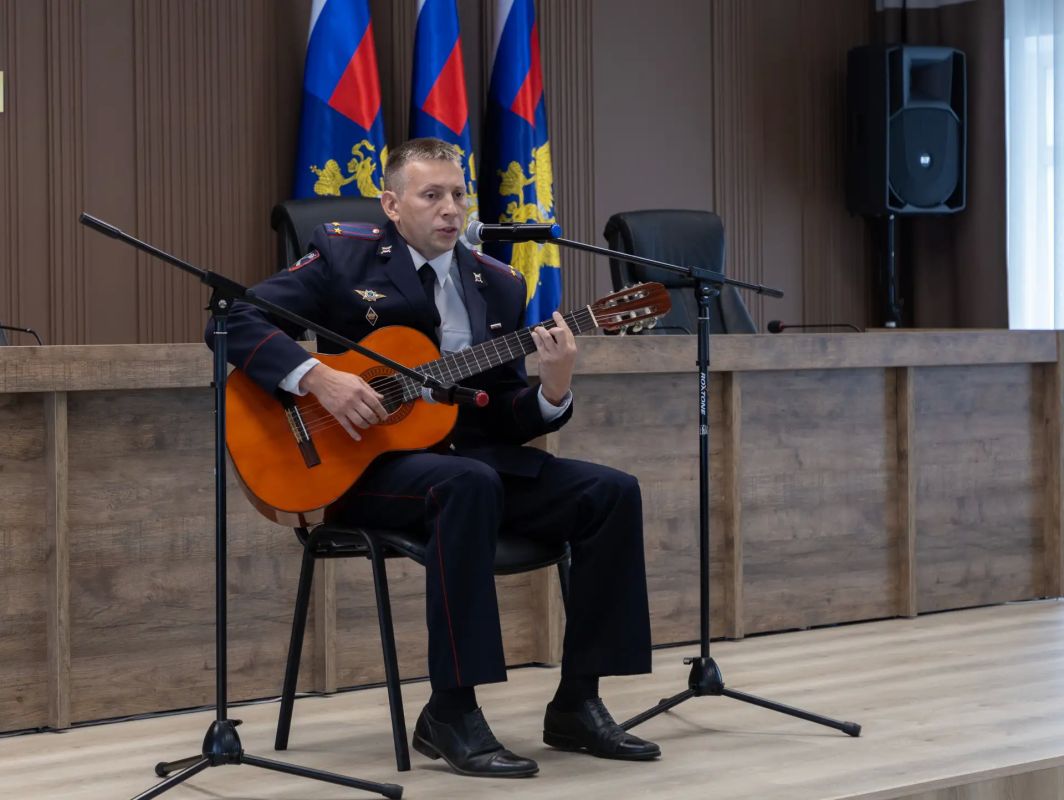 Врио начальника УМВД России по Вологодской области Денис Озорнин поздравил сотрудников подразделений материально-технического и хозяйственного обеспечения с профессиональным праздником Врио начальника УМВД России по Вологодской области Денис Озорнин поздравил сотрудников подразделений материально-технического и хозяйственного обеспечения с профессиональным праздником