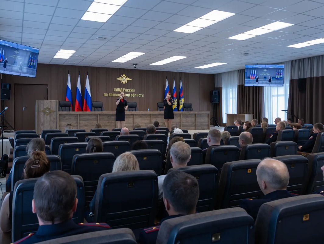 Врио начальника УМВД России по Вологодской области Денис Озорнин поздравил сотрудников подразделений материально-технического и хозяйственного обеспечения с профессиональным праздником Врио начальника УМВД России по Вологодской области Денис Озорнин поздравил сотрудников подразделений материально-технического и хозяйственного обеспечения с профессиональным праздником