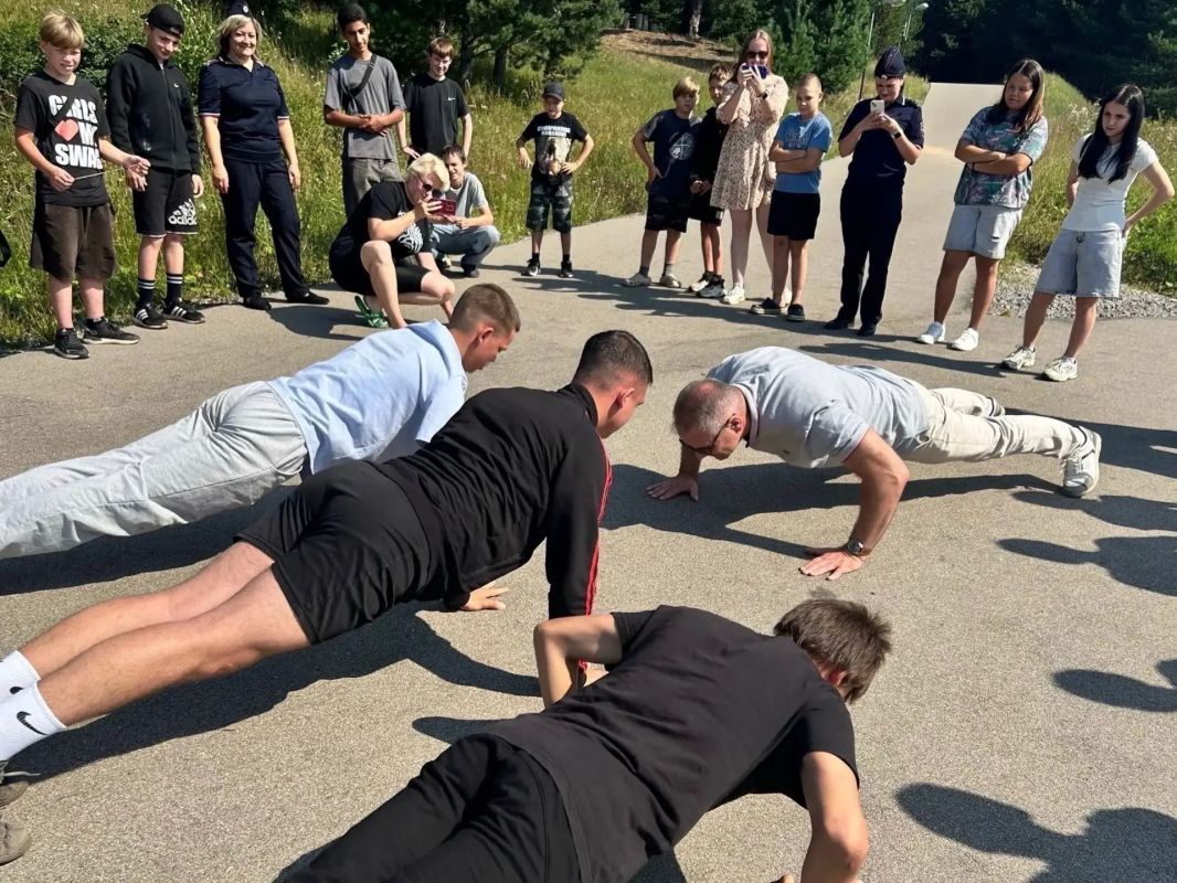 В Усть-Кубинском округе полицейские провели «Зарядку со стражем порядка» В Усть-Кубинском округе полицейские провели «Зарядку со стражем порядка»