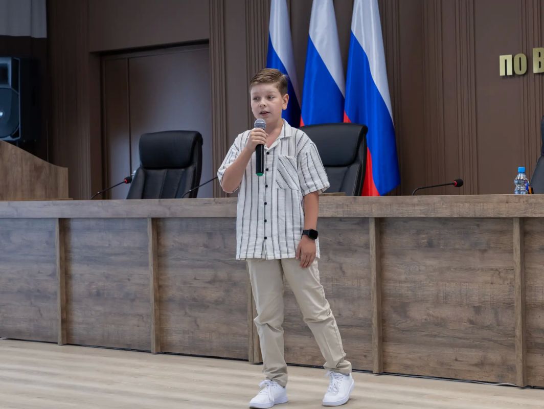 Врио начальника УМВД России по Вологодской области Денис Озорнин поздравил сотрудников подразделений материально-технического и хозяйственного обеспечения с профессиональным праздником Врио начальника УМВД России по Вологодской области Денис Озорнин поздравил сотрудников подразделений материально-технического и хозяйственного обеспечения с профессиональным праздником
