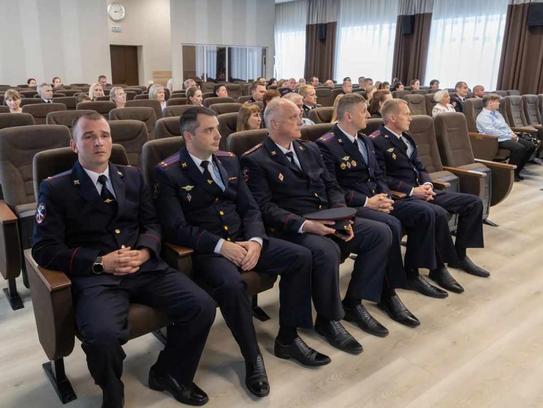 Врио начальника УМВД России по Вологодской области Денис Озорнин поздравил сотрудников подразделений материально-технического и хозяйственного обеспечения с профессиональным праздником Врио начальника УМВД России по Вологодской области Денис Озорнин поздравил сотрудников подразделений материально-технического и хозяйственного обеспечения с профессиональным праздником