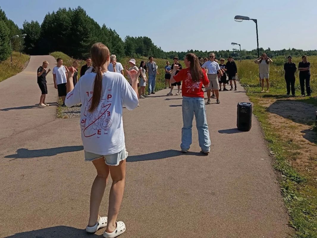 В Усть-Кубинском округе полицейские провели «Зарядку со стражем порядка» В Усть-Кубинском округе полицейские провели «Зарядку со стражем порядка»