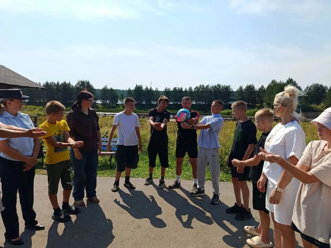 В Усть-Кубинском округе полицейские провели «Зарядку со стражем порядка» В Усть-Кубинском округе полицейские провели «Зарядку со стражем порядка»
