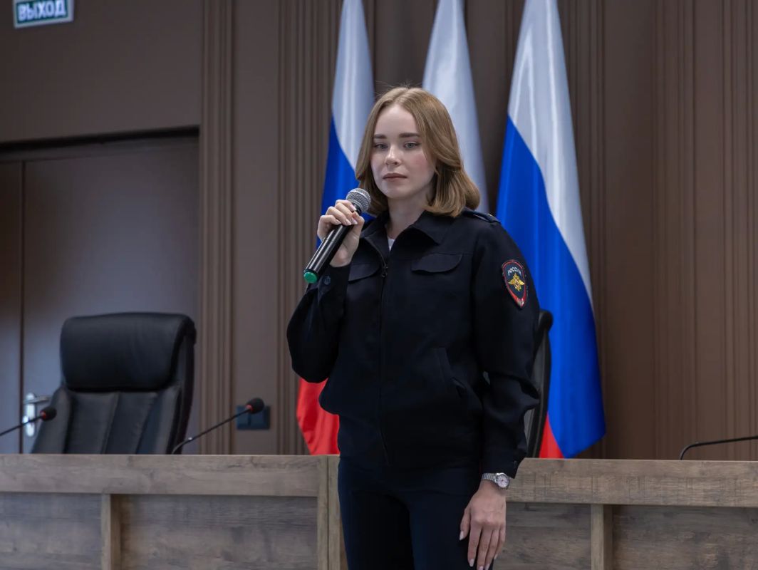 Врио начальника УМВД России по Вологодской области Денис Озорнин поздравил сотрудников подразделений материально-технического и хозяйственного обеспечения с профессиональным праздником Врио начальника УМВД России по Вологодской области Денис Озорнин поздравил сотрудников подразделений материально-технического и хозяйственного обеспечения с профессиональным праздником
