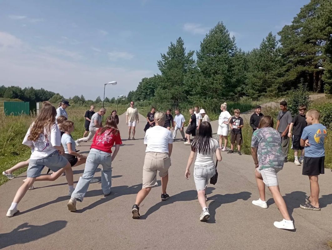 В Усть-Кубинском округе полицейские провели «Зарядку со стражем порядка» В Усть-Кубинском округе полицейские провели «Зарядку со стражем порядка»