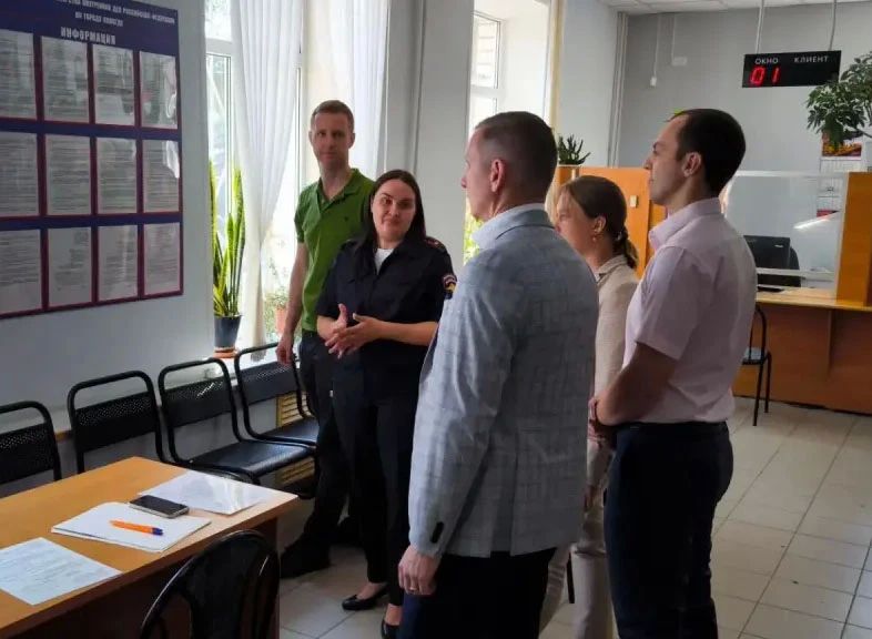 В Вологде общественники проверили качество предоставления государственных услуг в отделе по вопросам миграции В Вологде общественники проверили качество предоставления государственных услуг в отделе по вопросам миграции