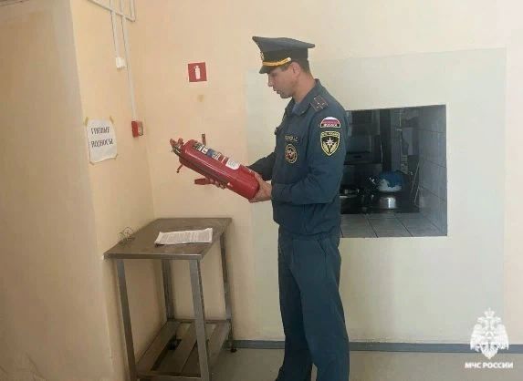 Готовность номер один. В Никольске в преддверии 1 сентября сотрудники МЧС России нагрянули с проверкой в одну из школ города Готовность номер один. В Никольске в преддверии 1 сентября сотрудники МЧС России нагрянули с проверкой в одну из школ города