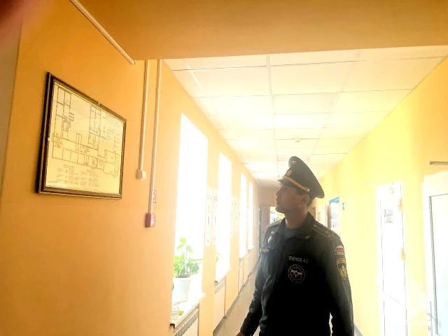 Готовность номер один. В Никольске в преддверии 1 сентября сотрудники МЧС России нагрянули с проверкой в одну из школ города Готовность номер один. В Никольске в преддверии 1 сентября сотрудники МЧС России нагрянули с проверкой в одну из школ города