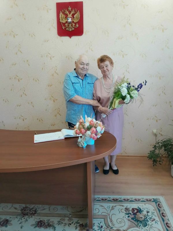 Счастливы вместе. 31 июля в семье жителей села Липин Бор Надежды Васильевны и Владимира Александровича Быковых прошел большой семейный праздник - изумрудная свадьба, 55-летие семейной жизни!